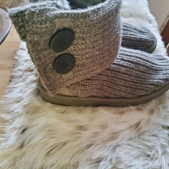 Authentic VGUC UGG Grey CardiSize 3 (LittGirl) 6/7 - Picture 3 of 15